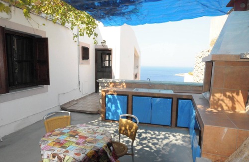 Kamari Casa | Homerez - Casa confortable en Mirties con terraza y aparcamiento