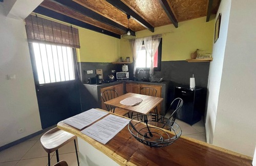 Trois-Bassins Casa | Homerez - Casa acogedora con vista al mar y jardín en Trois Bassins