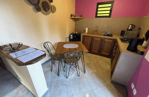 Trois-Bassins Casa | Homerez - Casa acogedora con vista al mar y jardín en Trois Bassins