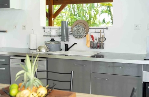 Point d'Or Casa | Homerez - Casa acogedora en Les Abymes con jacuzzi relajante
