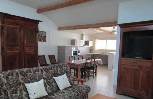 Vias Apartamento | Homerez - Elegante apartamento en Vias con balcón y jardín