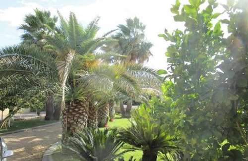 Vias Apartamento | Homerez - Elegante apartamento en Vias con balcón y jardín