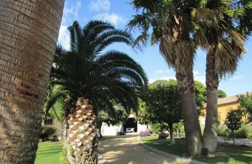 Vias Apartamento | Homerez - Elegante apartamento en Vias con balcón y jardín
