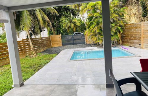 Les Abymes Villa | Homerez - Villa elegante con piscina en Les Abymes