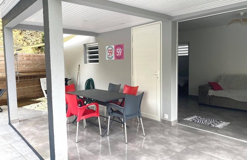 Les Abymes Villa | Homerez - Villa elegante con piscina en Les Abymes