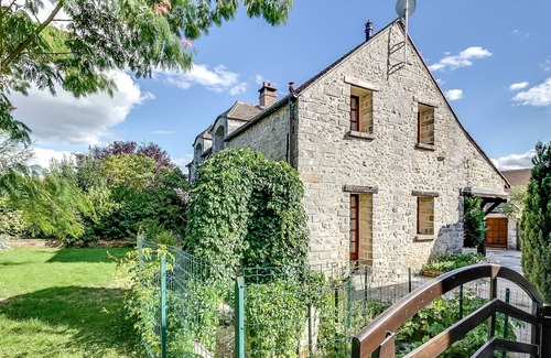 Saint-Germain-sur-Ecole Casa | Homerez - Casa para 3 pers. con piscina y jardín en Saint-Germain-sur-École
