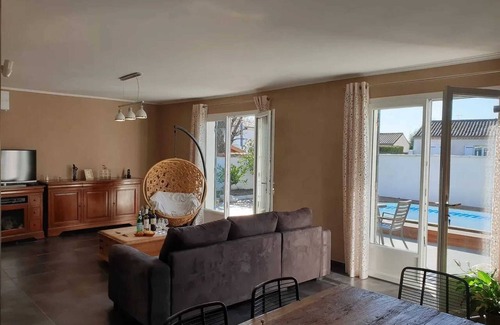 Saint-Medard-en-Jalles Villa | Homerez - Villa in Saint-Médard-en-Jalles