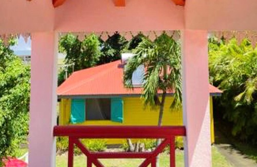 Sainte-Rose Casa | Homerez - Casa para 4 pers. con piscina compartida y jardín en Sainte-Rose