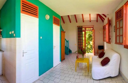Sainte-Rose Casa | Homerez - Casa para 4 pers. con piscina compartida y jardín en Sainte-Rose