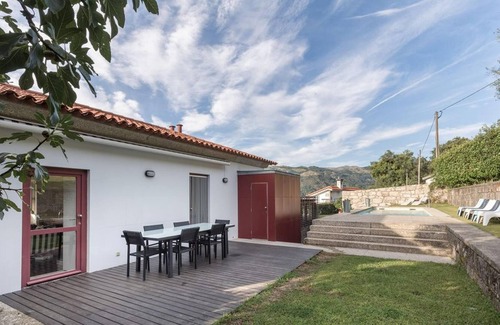 Vilar Casa | Homerez - Espaciosa casa para 6 pers. con piscina, jardín y terraza en Travassós