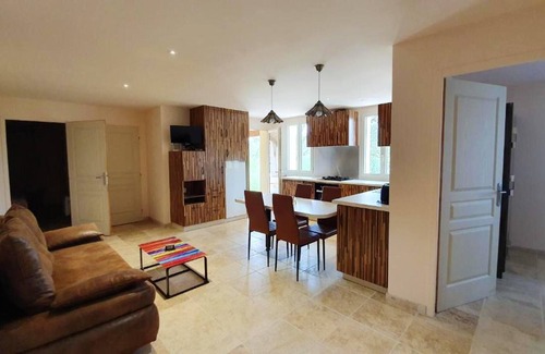 Puy-l'Eveque Casa | Homerez - Casa para 4 pers. con piscina compartida y terraza en Puy-l'Évêque