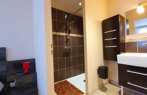 Puy-l'Eveque Casa | Homerez - Casa para 4 pers. con piscina compartida y terraza en Puy-l'Évêque