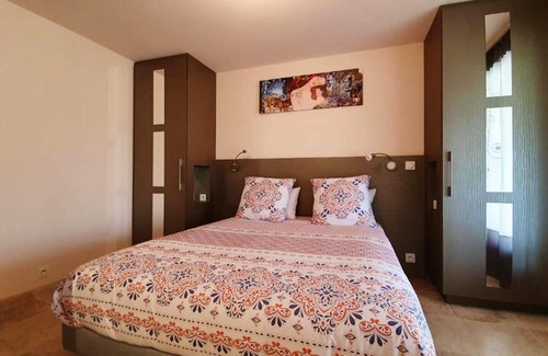 Puy-l'Eveque Casa | Homerez - House for 4 ppl. with shared pool, terrace and balcony at Puy-l'Évêque