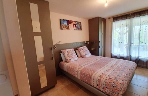 Puy-l'Eveque Casa | Homerez - House for 4 ppl. with shared pool, terrace and balcony at Puy-l'Évêque