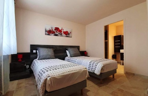 Puy-l'Eveque Casa | Homerez - House for 4 ppl. with shared pool, terrace and balcony at Puy-l'Évêque