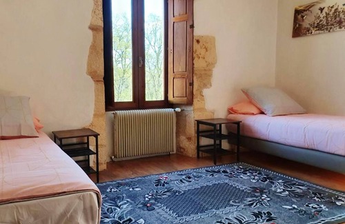 Puy-l'Eveque Casa | Homerez - House for 6 ppl. with shared pool, terrace and balcony at Puy-l'Évêque