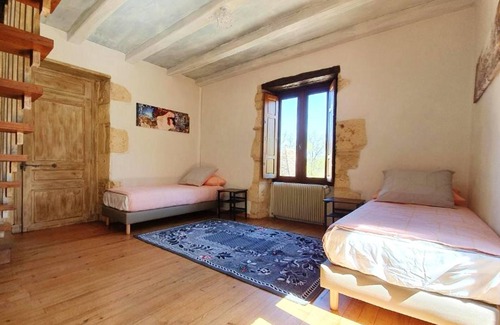 Puy-l'Eveque Casa | Homerez - House for 6 ppl. with shared pool, terrace and balcony at Puy-l'Évêque