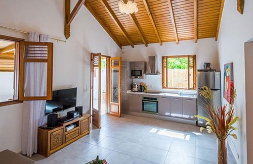 Anse-Bertrand Casa | Homerez - House for 2 ppl. with shared pool, jacuzzi and garden at Anse-Bertrand