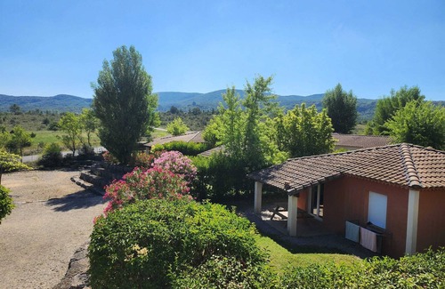 Grospierres Casa | Homerez - Casa acogedora con jardín y piscina compartida en Grospierres