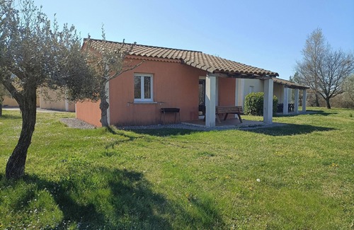 Grospierres Casa | Homerez - Casa acogedora con jardín y piscina compartida en Grospierres