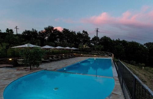 Umbertide Villa | Homerez - Grande villa para 16 pers. con piscina, jardín y terraza en Pérouse