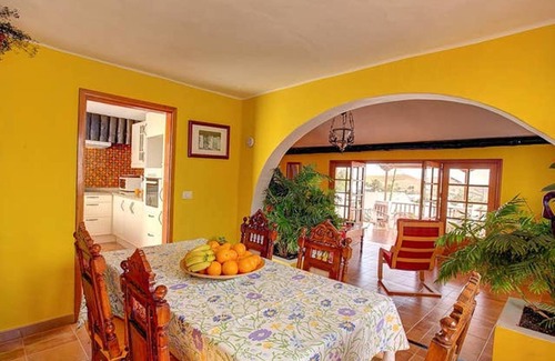 Nazaret Villa | Homerez - Villa moderna en Nazaret con piscina privada
