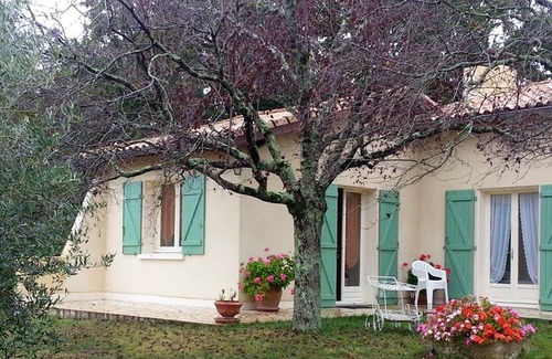 Montpezat-de-Quercy Apartamento | Homerez - Apartamento para 4 pers. con piscina y jardín en Montpezat-de-Quercy