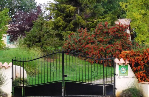 Montpezat-de-Quercy Apartamento | Homerez - Apartamento para 4 pers. con piscina y jardín en Montpezat-de-Quercy