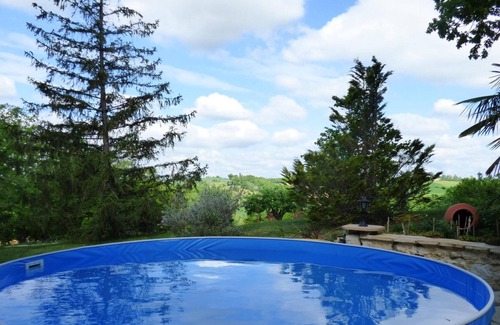 Montpezat-de-Quercy Apartamento | Homerez - Apartamento para 4 pers. con piscina y jardín en Montpezat-de-Quercy