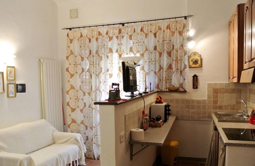 Monticello Amiata Apartamento | Homerez - Bonito apartamento para 4 pers. con jardín en Monticello Amiata