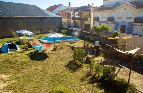 Vitigudino Villa | Homerez - Villa para 6 pers. con piscina compartida y terraza en Vitigudino