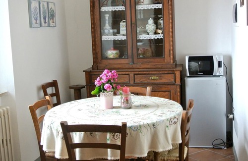 Monticello Amiata Apartamento | Homerez - Apartamento para 8 pers. con jardín y balcón en Monticello Amiata
