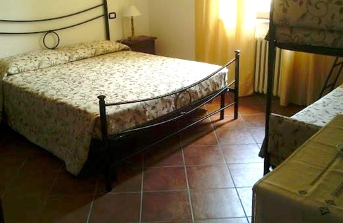 Monticello Amiata Apartamento | Homerez - Apartamento para 8 pers. con jardín y balcón en Monticello Amiata