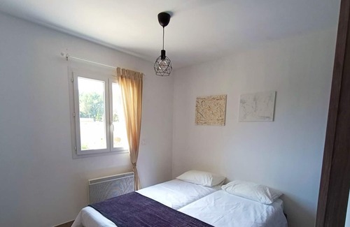 Pelissanne Casa | Homerez - Spacious house for 8 ppl. with garden and terrace at Pélissanne