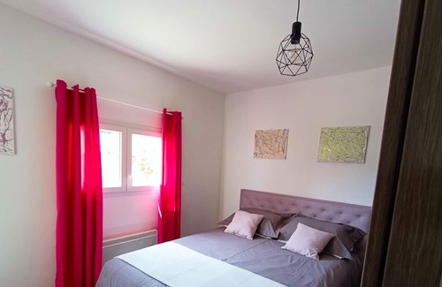Pelissanne Casa | Homerez - Spacious house for 8 ppl. with garden and terrace at Pélissanne