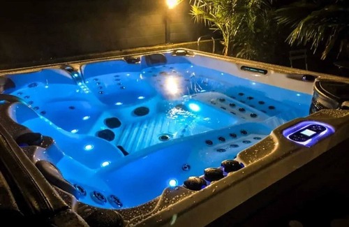 Saint-Fons Villa | Homerez - Amplia villa con piscina en Saint-Fons