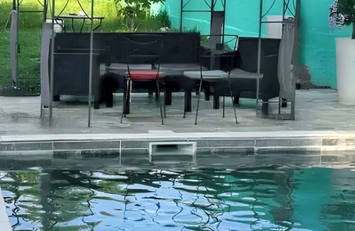 Saint-Fons Villa | Homerez - Amplia villa con piscina en Saint-Fons