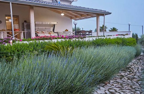 Favara Villa | Homerez - Villa a 10 km de la playa para 6 pers. con piscina y jardín en Favara
