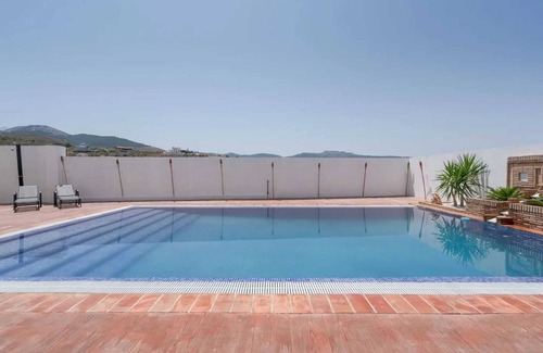 La Zubia Villa | Homerez - Amplia Villa en Granada con Piscina Privada y Jacuzzi