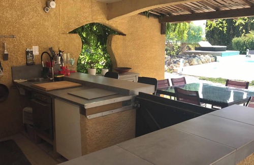 Beziers Villa | Homerez - Amplia villa en Béziers con piscina privada y jacuzzi