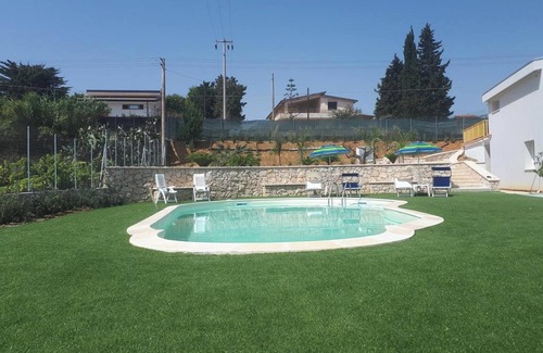 Alcamo Villa | Homerez - Villa espaciosa con vistas al mar y montaña en Alcamo