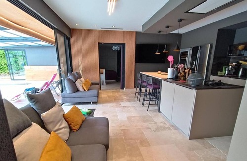 Vayrac Villa | Homerez - Espaciosa villa para 4 pers. con piscina, jardín y terraza en Vayrac