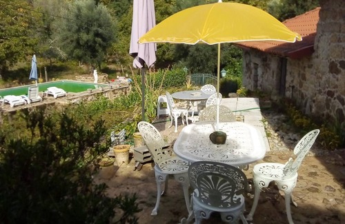 Basto Villa | Homerez - Bonita villa para 6 pers. con piscina, jardín y terraza en Basto