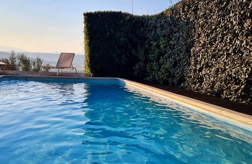 Villeneuve Villa | Homerez - Villa para 8 pers. con piscina, terraza y balcón en Villeneuve