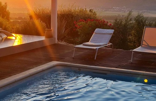Villeneuve Villa | Homerez - Villa para 8 pers. con piscina, terraza y balcón en Villeneuve