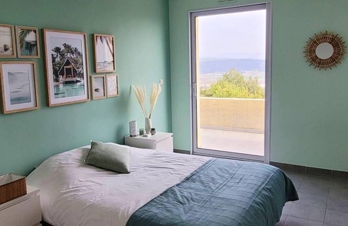 Villeneuve Villa | Homerez - Villa para 8 pers. con piscina, terraza y balcón en Villeneuve