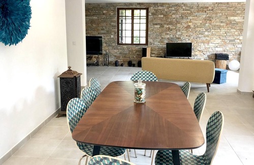 Saze Villa | Homerez - Espaciosa villa para 8 pers. con piscina, jardín y terraza en Saze