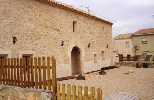Villa de Ves Villa | Homerez - Villa para 8 pers. con piscina, jardín y terraza en Villa de Ves
