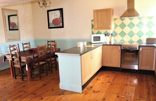 Nehou Casa | Homerez - Acogedora Casa en Néhou con Piscina Compartida