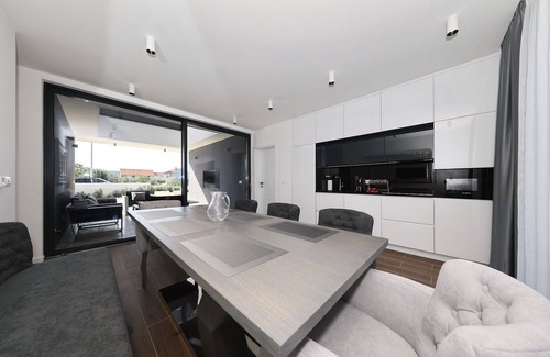 Kraj Villa | Homes4You Complex - Doce Habitaciones Villa, Capacidad 24